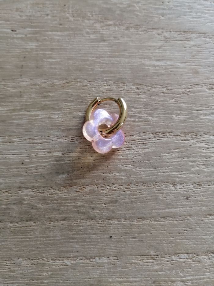 Boucles d'oreilles anneaux dorés en acier inoxydable avec petite fleur rose orangée neuves - photo numéro 3