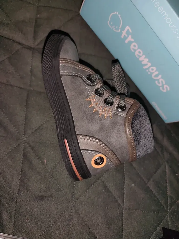 Paire de chaussures porter qune fois taille 23 - photo numéro 2
