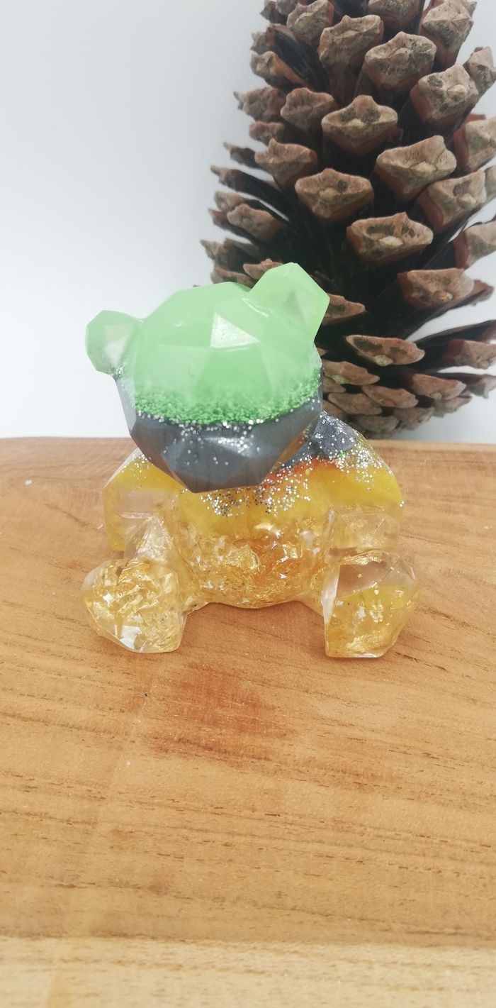 Ourson assis en résine