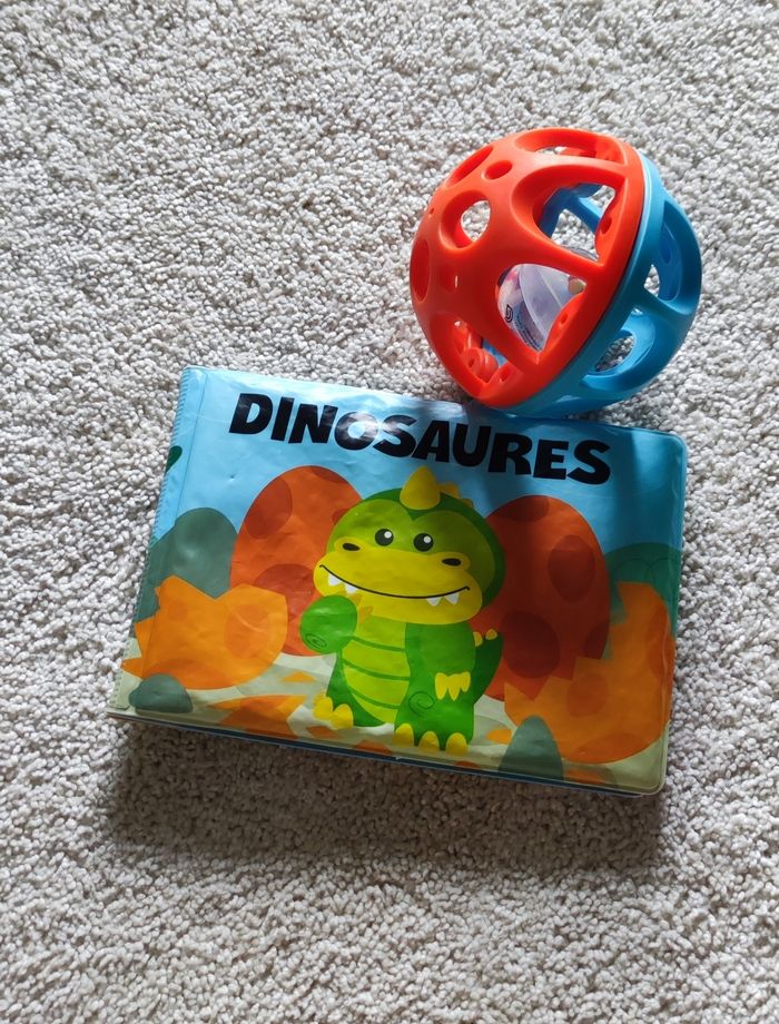 Balle et livre de bain