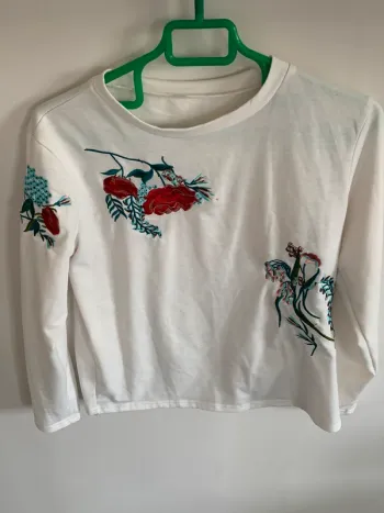 Pull blanc brodé fleurs