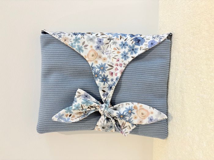 Pochette à livre de poche (ou liseuse) Bleue Fleurie