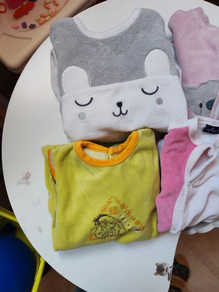 Lot pyjamas velours fille 6 mois - photo numéro 2