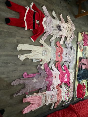 Lot 22 pyjamas taille 18 mois