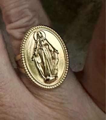 Bague réglable grosse médaille vierge en relief acier inoxydable or