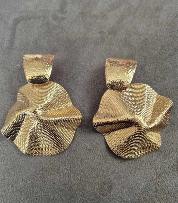 Belles boucles d’oreilles NEUVES pour femme couleur doré