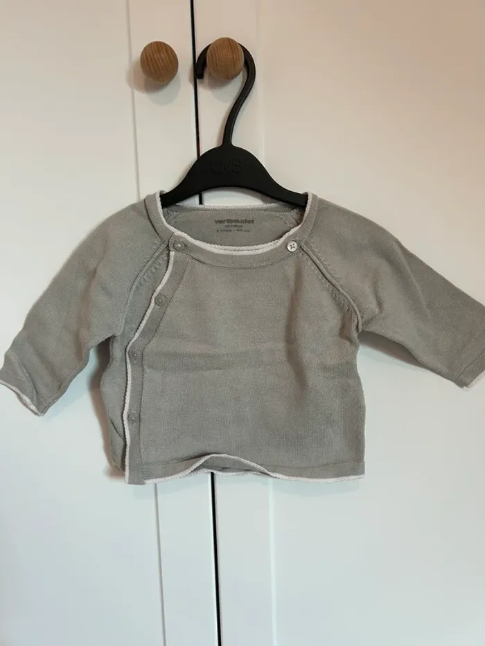 Gilet gris et tes shirt rayé - photo numéro 2