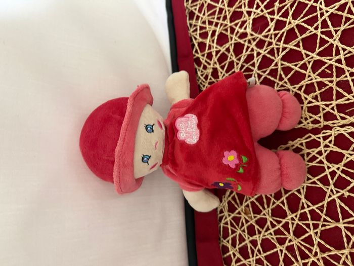 Doudou poupée chiffon rouge robe fleurs chapeau QUE DU BONHEUR