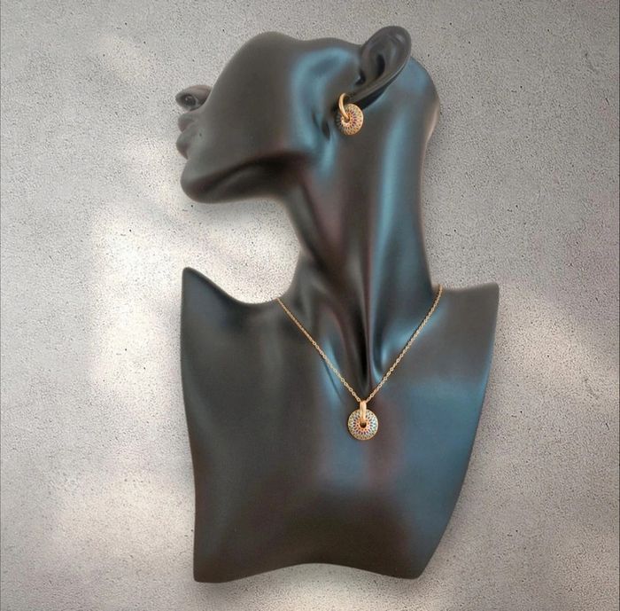 Parrure de bijoux collier et boucles d'oreille assortis neuf
