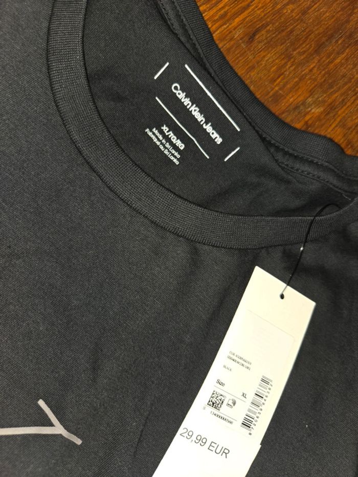 T-Shirt Calvin Klein neuf - photo numéro 2