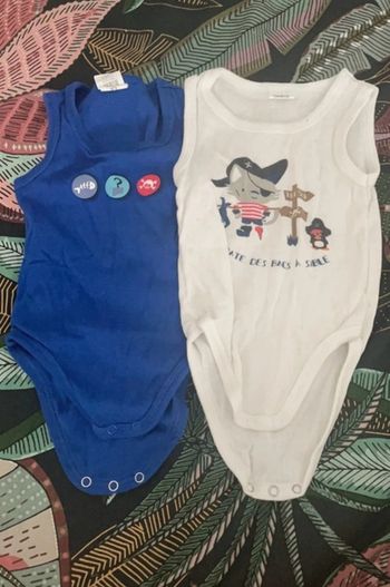 Lot bodies taille 1 mois