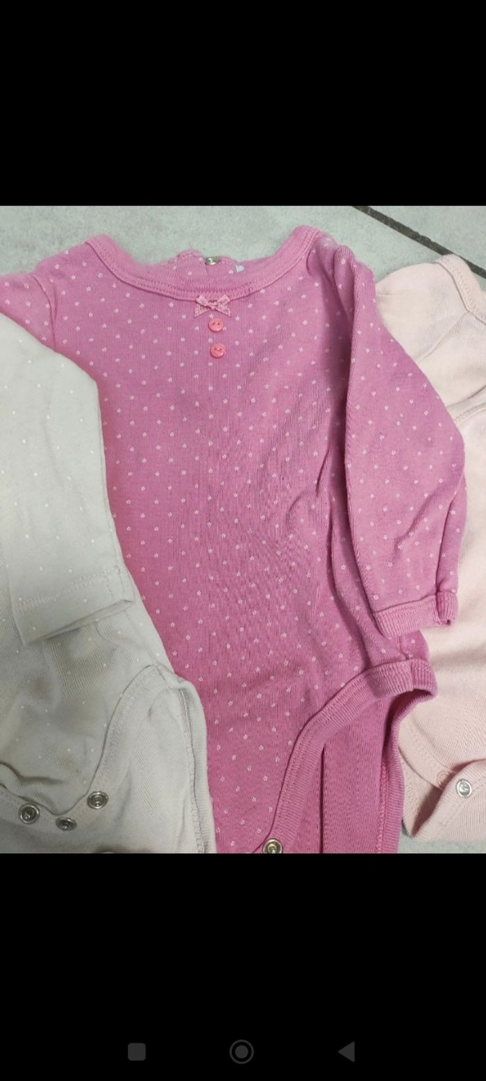 Lot de 5 body en un mois - photo numéro 3