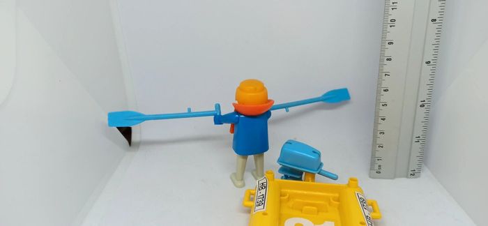Petit bateau zodiaque jaune vintage avec homme et bouée de sauvetage playmobil - photo numéro 10