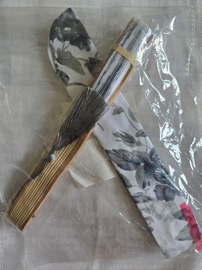 Eventail fleurs grises avec son etui de protection assorti - photo numéro 2