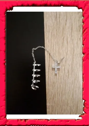 Pièce boucle d'oreille a breloque croix