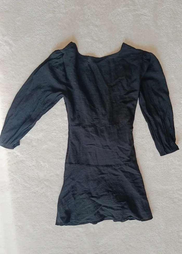 Petite robe noir Zara S matière crépon légère se noue sur la hanche - photo numéro 6