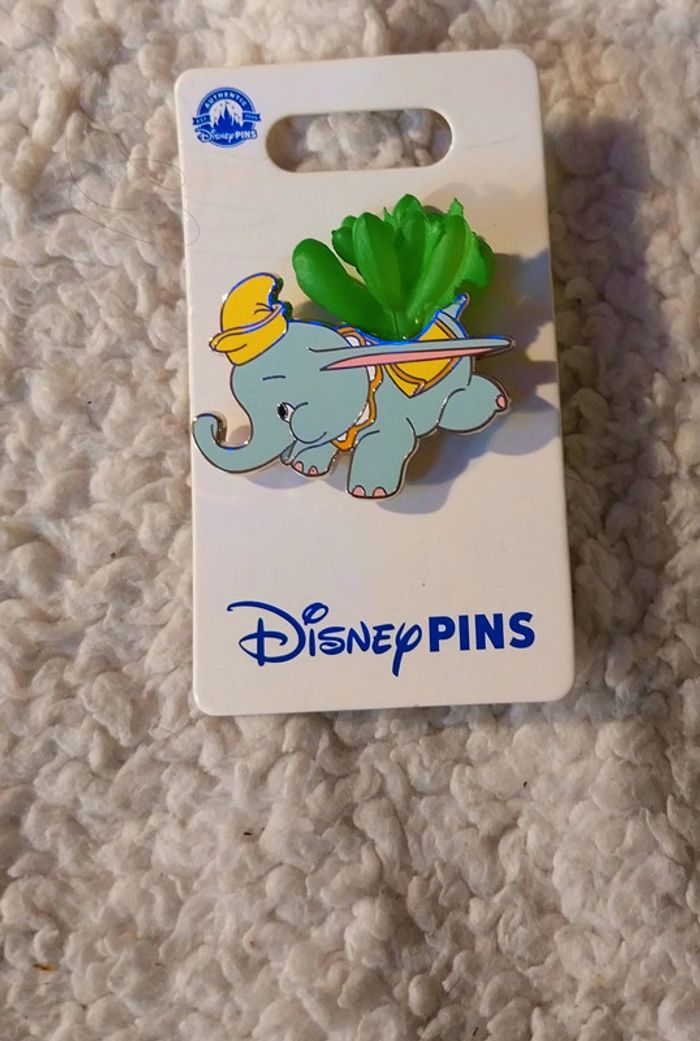 Pins Disney officiel dumbo plante