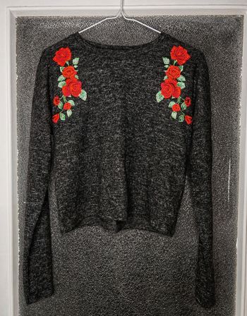 Pull crop top léger gris avec des roses - Tally Weijl 