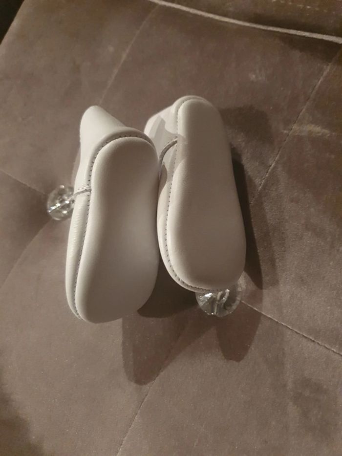 Chaussures bébé fleurs 🌸 - photo numéro 2