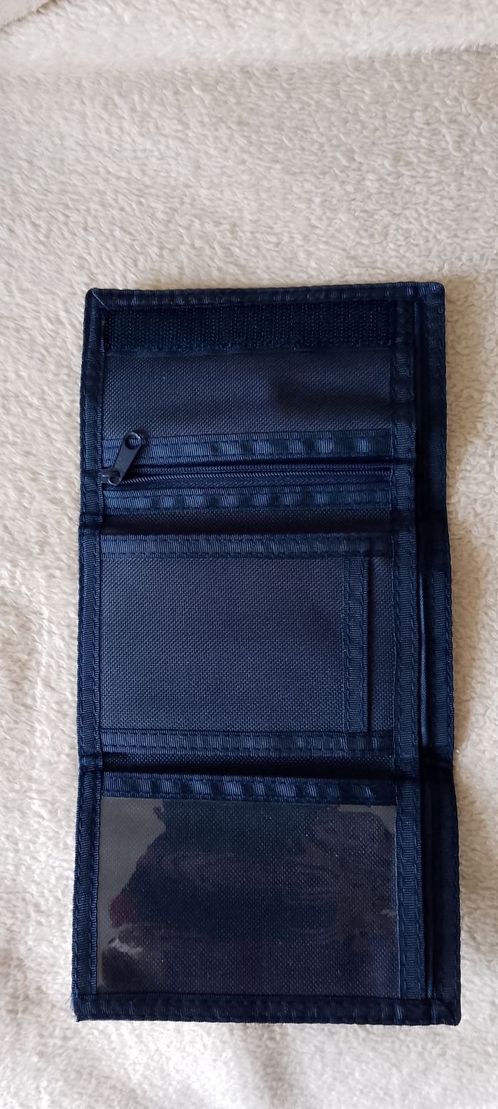 Joli porte feuille olympique lyonnais. Fermeture scratch. Plusieurs poches dont une a fermeture éclair. neuf - photo numéro 4