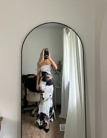 Robe longue fluide à imprimé floral artistique - Dos nu élégant