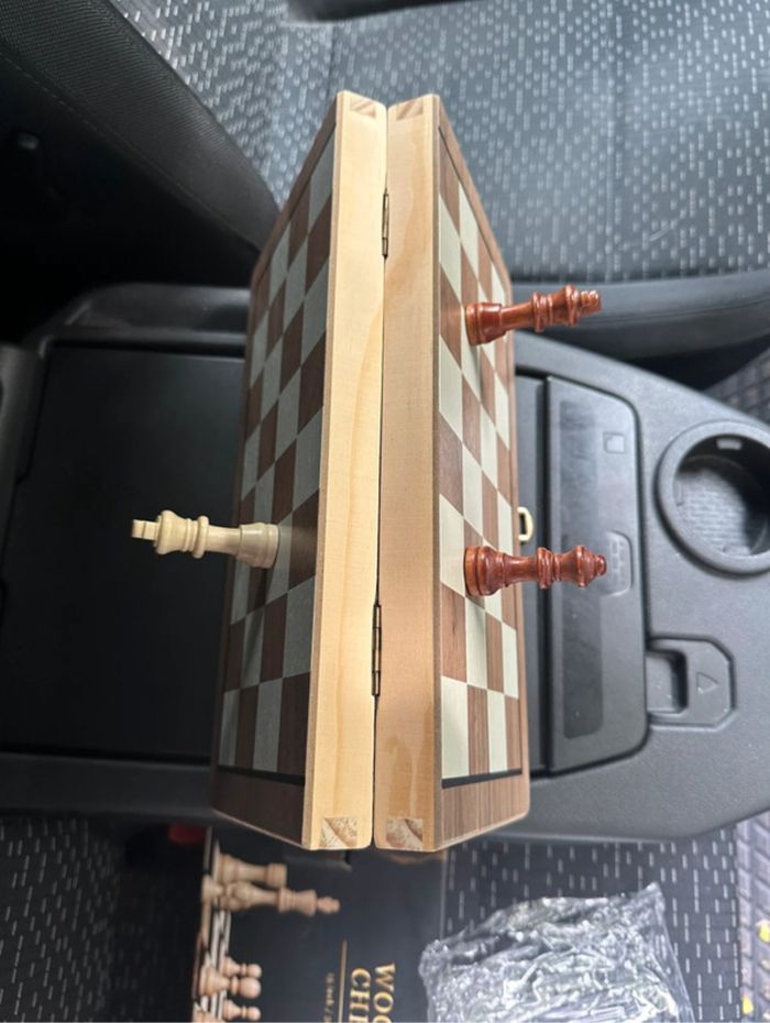 Jeu d’échecs magnétique en bois – 29 × 29 cm