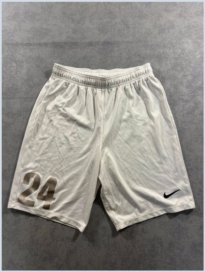 Short Nike blanc logo brodé noir avec Floquage Numéro 24 Taille M