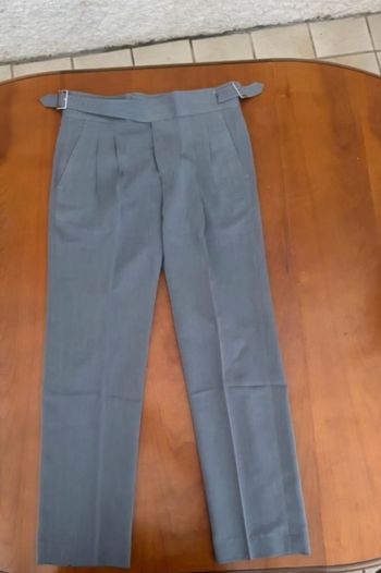 Pantalon MariniJe vends ce pantalon Marini pour homme, de couleur gris anthracite. Une pièce intemporelle et élégante, parfaite pour composer des tenues sophistiquées au quotidien ou pour des occasions plus formelles.
- Type de produit : Pantalon
- Marque
