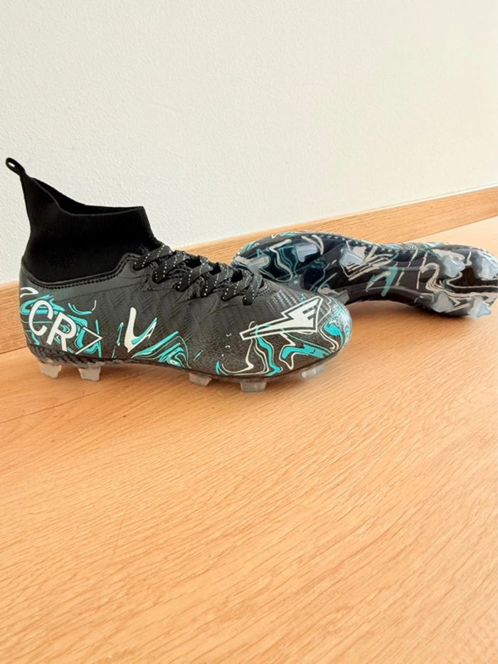Chaussure de foot CR7 design électrique - photo numéro 3