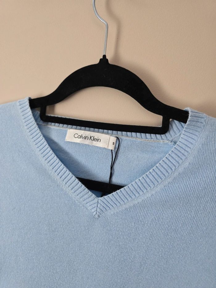 Pull sweat Calvin Klein col V bleu ciel coton taille S – Basique chic et confortable - photo numéro 2