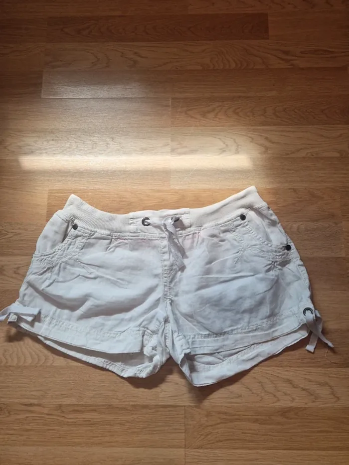 Short court blanc