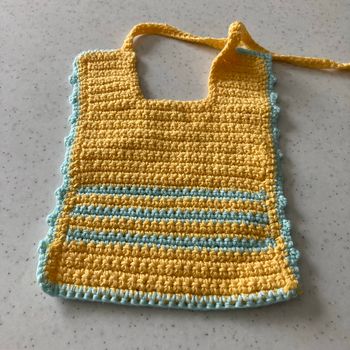 Bavoir fait au crochet