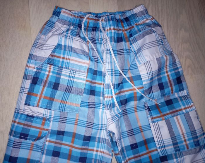 Bermuda léger à carreaux bleus
T. 8 ans - photo numéro 2