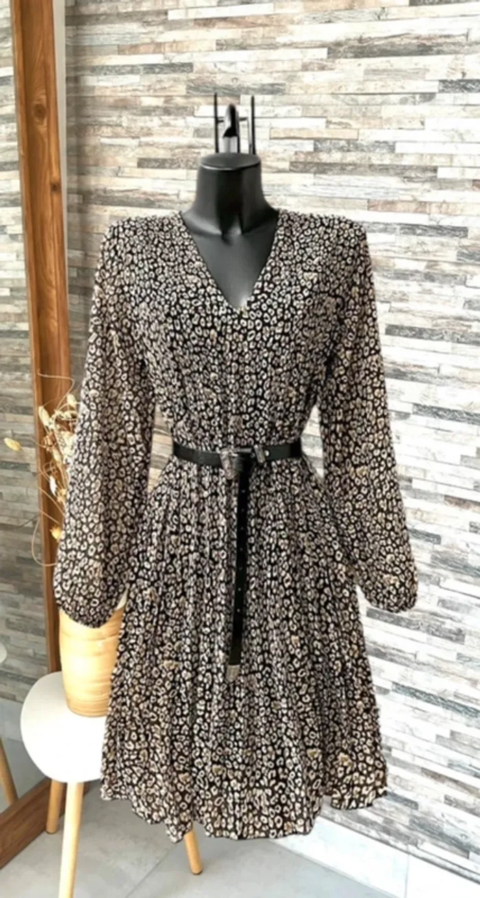 Robe beige et noire, petits motifs léopards