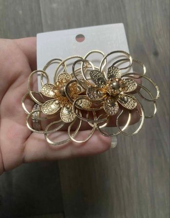 Boucles d’oreilles NEUVES avec étiquette pour femme forme de fleurs 🌼 couleur doré