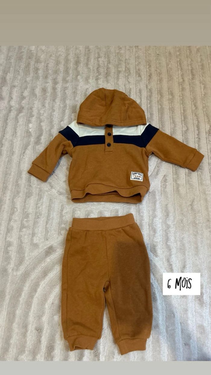 Ensemble survêtement taille 6 mois