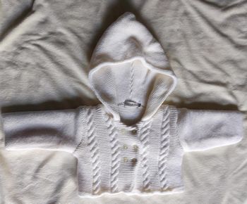 Gilet blanc à capuche 3 mous "Boîte à Malice"