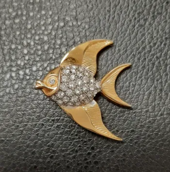Très belle broche en métal doré et strass en forme de poisson
