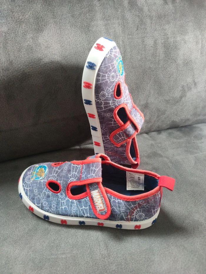 Paire de basket sneakers spiderman marvel pointure 29