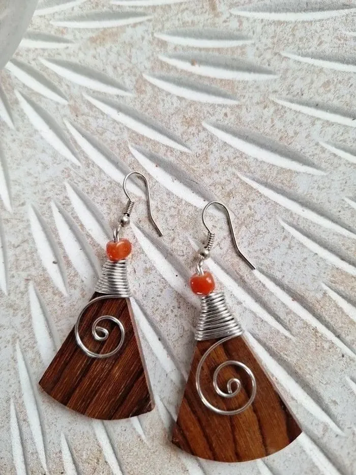 Boucle d'oreille en bois - photo numéro 2