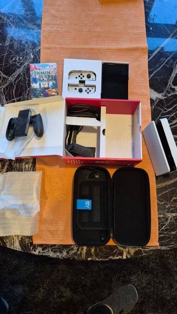 Nintendo Switch One OLED, quasiment neuve, avec de nombreux accessoires + Pikmin 4