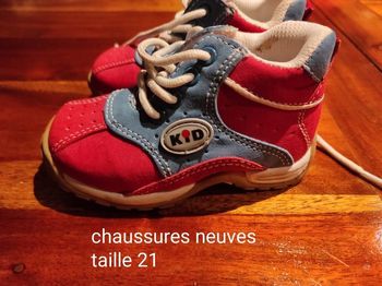 Chaussures montantes neuves.