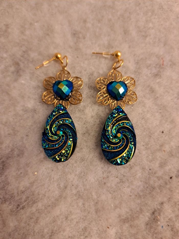 Boucles d'oreilles pendante strass bleu - photo numéro 6