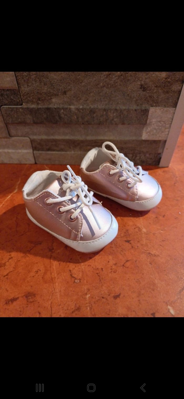 Chaussures bébé taille 0 / 6 mois - photo numéro 2