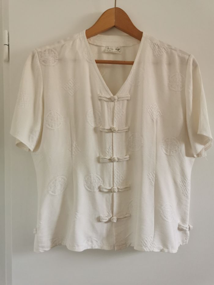 Veste en soie écru motifs idéogrammes brodés