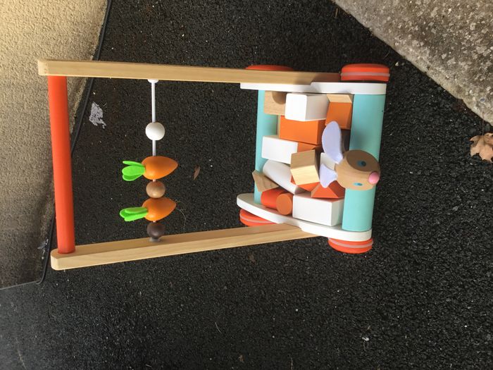 Chariot bois avec cubes