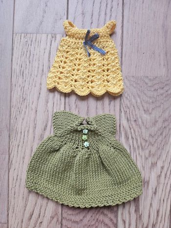 Lot de 2 robes pour poupée de 20 cm en vinyle