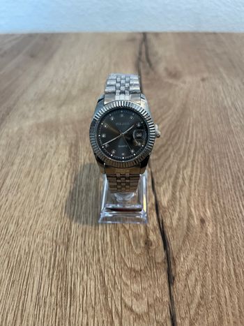 Montre femme  élégante acier – style luxe avec date