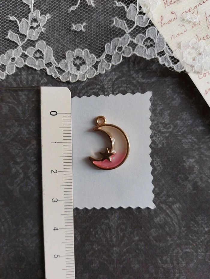 magnifique pendentif croissant de lune couleur rose - photo numéro 4
