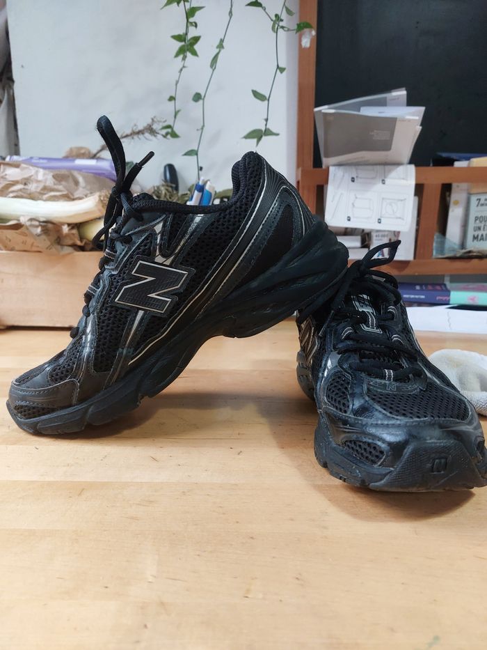 New Balance très bon état ppinture 40